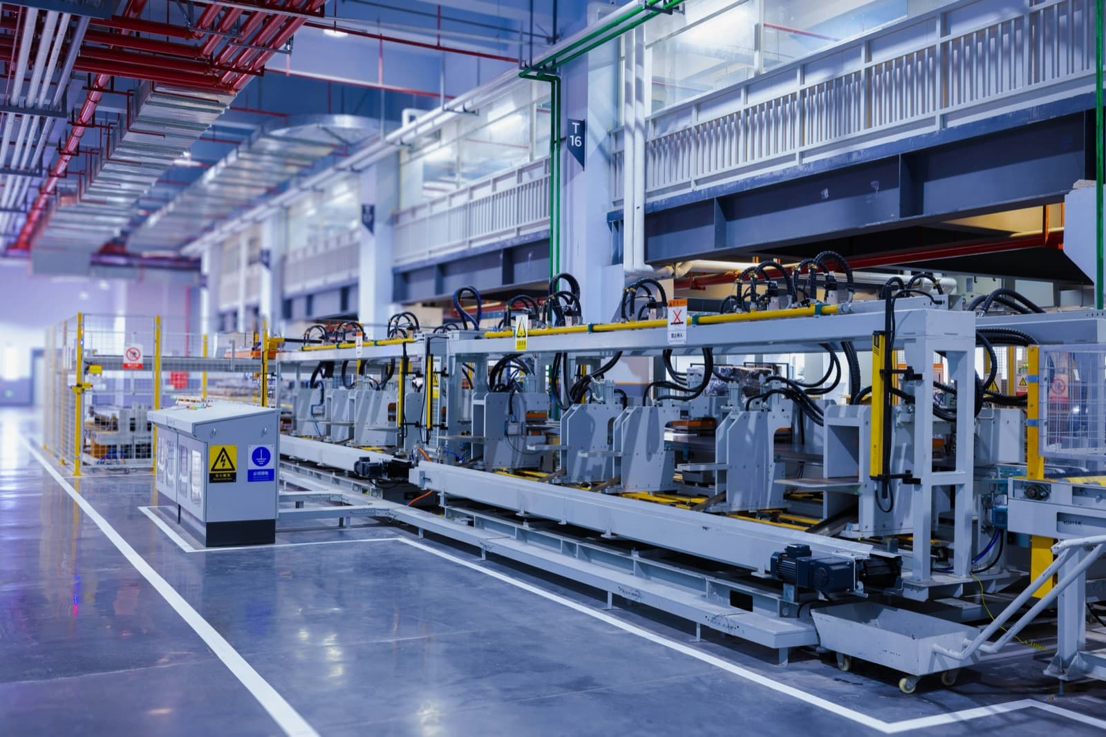 Vollautomatische Umformlinie für Seitenwände in einer Kühlgerätefabrik